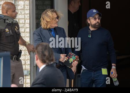 Fairfax, Virginia, Stati Uniti. 13th Apr 2022. L'attore Johnny Depp parte dal suo processo anti-diffamazione al tribunale della contea di Fairfax. Photo Credit: Chris Kleponis/Sipa USA Credit: Sipa USA/Alamy Live News Foto Stock