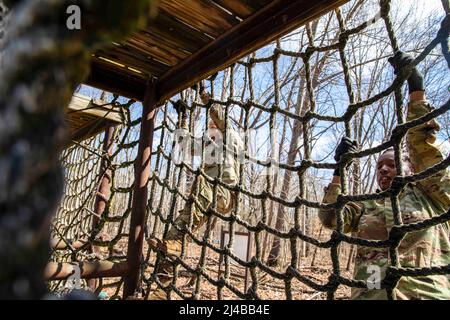 North Little Rock, Arkansas, Stati Uniti. 7th Apr 2022. Tough Ombres della 883rd Quarter Master Company out of Broken Arrow, Oklahoma, conquista il corso di fiducia a Fort Knox, Kentucky, durante gli allenamenti annuali. Steve Pazak, Comandante della Brigata di sostegno del 90th, e comando Sgt. Il Major Brenda Acosta ha condotto una visita al sito per vedere i soldati e parlare di come l'allenamento di oggi sta dando forma ai risultati di domani. Credit: U.S. Army/ZUMA Press Wire Service/ZUMAPRESS.com/Alamy Live News Foto Stock