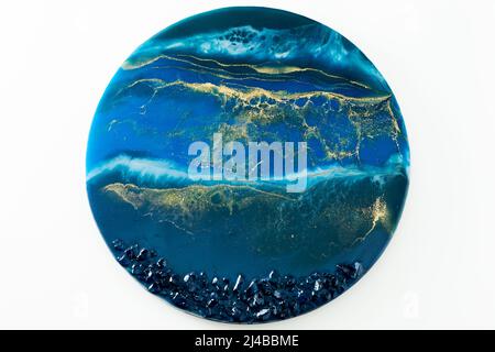 Composizione in resina con colori blu e pietre su sfondo bianco Foto Stock