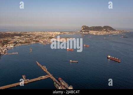 Vista panoramica della Rocca di Gibilterra, la linea de la Concepcion e il campo de Gibilterra dalla Spagna, Andalusia, Spagna Foto Stock