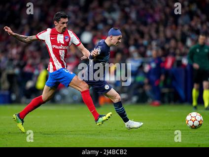 Stefan Savic di Atletico Madrid (a sinistra) e Phil Foden di Manchester City combattono per la palla durante la finale del quarto campionato UEFA Champions League, seconda tappa allo stadio Wanda Metropolitano di Madrid. Data foto: Mercoledì 13 aprile 2022. Foto Stock