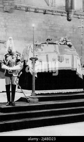 La sdraiata nello Stato a Westminster Hall. Il re si trova nello stato nella sala Westminster sorvegliata da bagnini e Beefeaters. H.M. King George V. si trova nella Westminster Hall. Il pubblico sarà ammesso domani. Gennaio 23, 1936. (Foto di Fox). Foto Stock