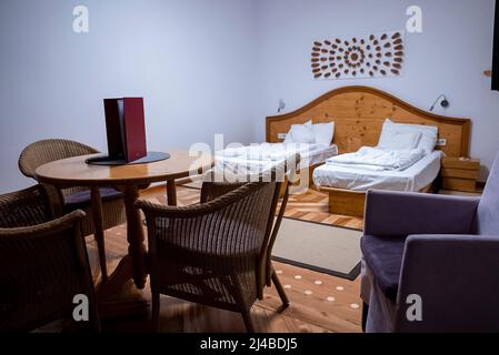 I mobili sono disposti in una camera da letto decorata nella lussuosa stazione sciistica Foto Stock