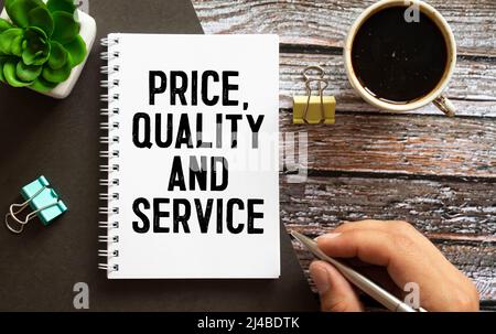 Effetto retrò e immagine tonica di una mano donna che scrive una nota con una penna stilografica su un notebook. Testo manoscritto PREZZO SERVIZIO QUALITÀ, successo commerciale Foto Stock