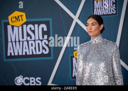 Nashville, Ten. - 11 aprile 2022 Lily Aldridge arriva al tappeto rosso per i CMT Awards 2022 il 11 aprile 2022 presso il Municipal Auditorium di Nashville, Ten. Credit: Jamie Gilliam/The Photo Access Foto Stock