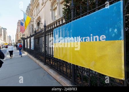 Stand con segno Ucraina fuori l'Istituto ucraino d'America a Manhattan, New York con bandiere ucraine e americane che ondeggiano sullo sfondo Foto Stock