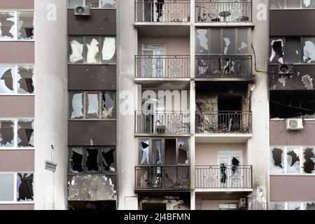 Attacco Russia Ucraina rovina costruire assicurazione. 2022 invasione russa Ucraina guerra Bucha distrutto costruzione distruzione città dopo conchiglia civile Foto Stock