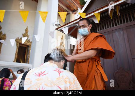 Bangkok, Tailandia. 13th Apr 2022. I turisti e gli stranieri thailandesi si uniscono all'evento Songkran 2022 al Wat Phra Chettuphon Wimon Mangkhalaram Ratchahawihan (Wat Pho), Sanam Chai Road, Bangkok in un nuovo formato normale secondo i requisiti del Ministero della Sanità pubblica. E standard SHA per prevenire la diffusione del virus COVID-19 da proibito spruzzare acqua su di loro, ma per bagnare il Buddha pregando per benedizioni per buona fortuna nella vita. (Credit Image: © Teera Noisakran/Pacific Press via ZUMA Press Wire) Credit: ZUMA Press, Inc./Alamy Live News Foto Stock