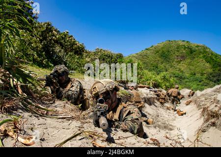 Claveria, Filippine. 31st Mar 2022. I Marines degli Stati Uniti con 1st battaglione, 3D Marines, 3D Marine Division stabiliscono posizioni di difesa costiera durante un atterraggio anfibio bilaterale durante Balikatan 22 a Claveria, Filippine, 31 marzo 2022. Balikatan è un esercizio annuale tra le forze armate delle Filippine e militari degli Stati Uniti progettato per rafforzare l'interoperabilità bilaterale, le capacità, la fiducia e la cooperazione costruita nel corso di decenni di esperienze condivise. Balikatan, Tagalog for ''˜spalla a spalla, ' è un esercizio bilaterale di lunga data tra le Filippine e gli Stati Uniti highlightin Foto Stock