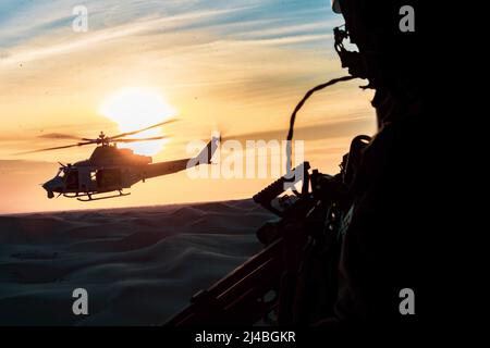 Yuma, Arizona, Stati Uniti. 1st Apr 2022. Un corpo marino degli Stati Uniti UH-1Y Venom, assegnato alle armi e tattiche dell'aviazione marina Squadron uno (MAWTS-1), completa l'esercitazione della pistola di giorno, durante il corso dell'istruttore di armi e tattiche (WTI) 2-22, vicino a Yuma, Arizona, 1 aprile 2022. WTI è un evento di formazione di sette settimane ospitato da MAWTS-1, che fornisce formazione tattica avanzata standardizzata e la certificazione delle qualifiche degli istruttori di unità per supportare la formazione e la preparazione dell'aviazione marina, e assistere nello sviluppo e nell'impiego di armi e tattiche per l'aviazione. (Credit Image: © U.S. Marines/ZUMA Press Wire Service/ZUMAPRES Foto Stock