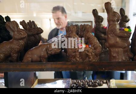 St. Louis, Stati Uniti. 13th Apr 2022. I coniglietti di cioccolato al latte di tutte le misure sono in vendita per Pasqua alla Crown Candy Company a St. Louis mercoledì 13 aprile 2022. Pasqua è domenica 17 aprile 2022. Foto di Bill Greenblatt/UPI Credit: UPI/Alamy Live News Foto Stock