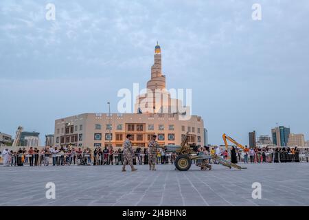 Souq Waqif Cannon sparando, cannone sparando anche noto come Midfah Iftar Foto Stock