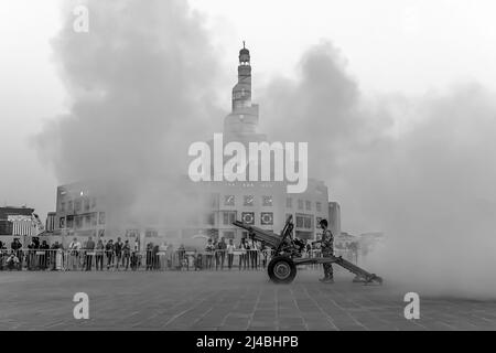 Souq Waqif Cannon sparando, cannone sparando anche noto come Midfah Iftar Foto Stock