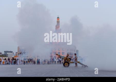 Souq Waqif Cannon sparando, cannone sparando anche noto come Midfah Iftar Foto Stock