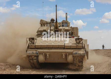 Soldati statunitensi assegnati a 2nd Platoon, Alpha Company, 1/163rd Combined Arms Battaglione, azionare Bradley M2A3 Fighting Vehicles durante un esercizio di incendio in Siria il 25 marzo 2022. Le esercitazioni di fuoco dal vivo forniscono alle forze democratiche siriane e ai partner della coalizione l'opportunità di simulare il realismo di combattimento in un ambiente controllato. (STATI UNITI Esercito foto di SPC. William Gore) Foto Stock