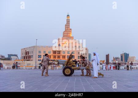 Souq Waqif Cannon sparando, cannone sparando anche noto come Midfah Iftar Foto Stock