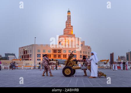 Souq Waqif Cannon sparando, cannone sparando anche noto come Midfah Iftar Foto Stock