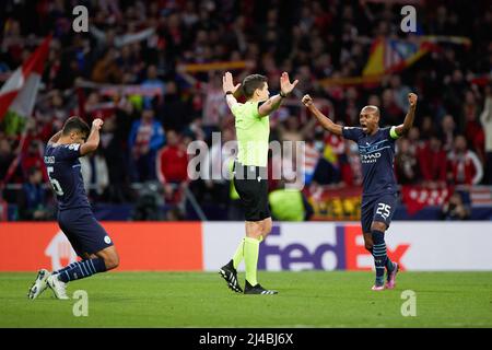 Madrid, Spagna. 13th Apr 2022. Rodri (L) e Fernandinho di Manchester City celebrano la vittoria dopo una seconda partita finale della UEFA Champions League tra Atletico de Madrid di Spagna e Manchester City FC d'Inghilterra allo stadio Wanda Metropolitano di Madrid, Spagna, 13 aprile 2022. Credit: Meng Dingbo/Xinhua/Alamy Live News Foto Stock