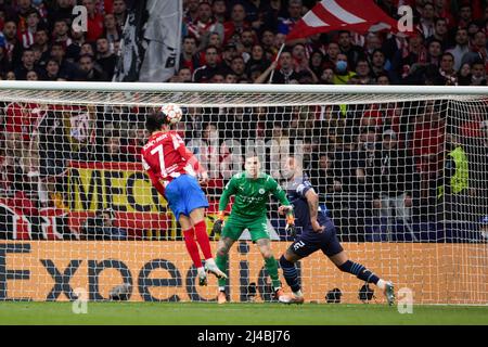 Madrid, Spagna. 13th Apr 2022. Joao Felix (L) di Atletico de Madrid testa un colpo durante una partita finale di seconda tappa della UEFA Champions League tra l'Atletico de Madrid di Spagna e il Manchester City FC di Inghilterra allo Stadio Wanda Metropolitano di Madrid, Spagna, 13 aprile 2022. Credit: Meng Dingbo/Xinhua/Alamy Live News Foto Stock