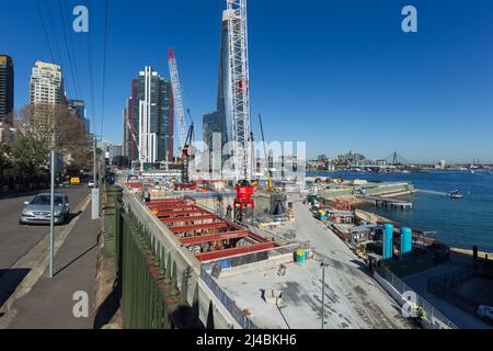 Costruzione di Barangaroo a Sydney, visto da High Street a Millers Point. Barangaroo si trova lungo Hickson Road vicino al sobborgo di Sydney delle Rocks e si affaccia ad ovest verso Darling Harbour e Balmain. Una volta completato, il Barangaroo conterrà un casinò, un hotel a cinque stelle, negozi di lusso e appartamenti alti. Foto Stock