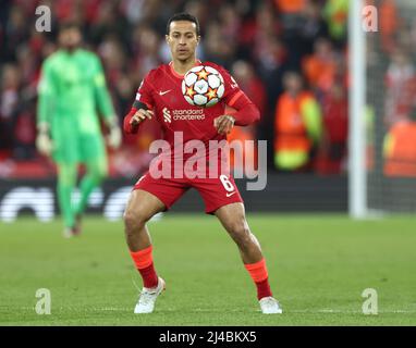 Liverpool, Inghilterra, 13th aprile 2022. Thiago Alcantara di Liverpool durante la partita UEFA Champions League ad Anfield, Liverpool. Il credito dell'immagine dovrebbe leggere: Darren Staples / Sportimage Credit: Sportimage/Alamy Live News Foto Stock