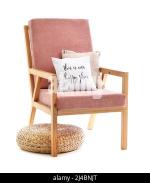 Elegante poltrona rosa con cuscini su sfondo bianco Foto Stock
