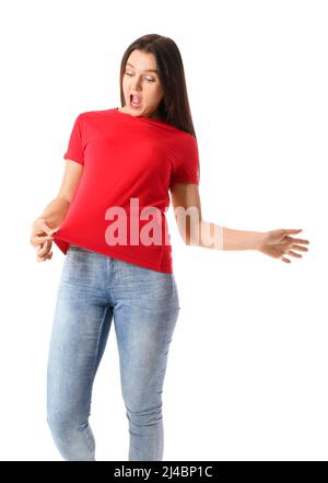 Giovane donna scioccata in t-shirt rossa su sfondo bianco Foto Stock