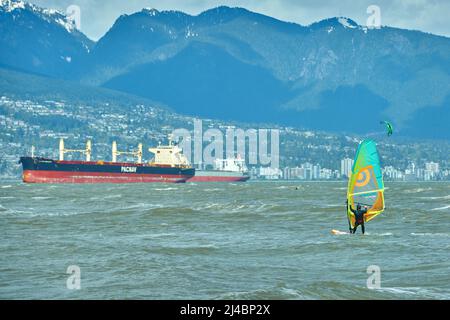 Vancouver, British Columbia, Canada – 27 aprile 2019. English Bay Windy Windsurf. Un surfista del vento e kite surfisti sulla English Bay in una giornata ventosa. Foto Stock