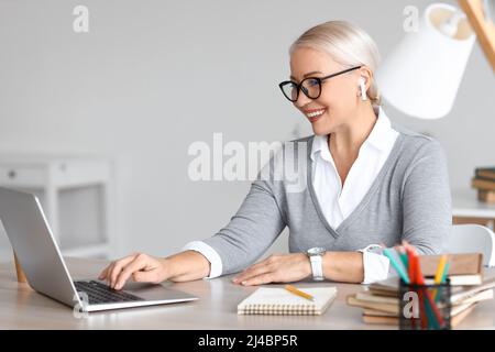 Tutor femminile che dà lezioni online Foto Stock