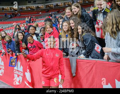 Vancouver, British Columbia, Canada. 8th aprile 2022. Deanne Rose del Team Canada prende selfie con i tifosi dopo il primo natio femminile del Canada Soccer Foto Stock