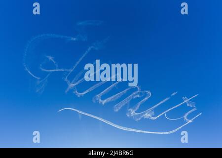 Skywriting della parola 'Eternity' sopra la città di Sydney, Australia. La parola Eternity era un graffito tag registrato in un periodo di circa 35 anni dal 1932 al 1967, scritto numerose volte in gesso nelle strade di Sydney, Australia. La parola era stata scritta da Arthur Stace, un analfabeta ex soldato, piccolo criminale e alcolico che divenne un devoto cristiano alla fine del 1940s. Per anni dopo la sua conversione fino alla sua morte nel 1967, Arthur Stace camminò per le strade di Sydney di notte scrivendo la singola parola 'Eternity' sulle pareti e sui sentieri nella sua inconfondibile scrittura a mano. Foto Stock