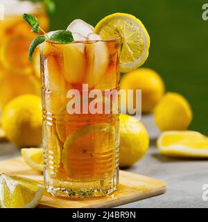 Tè freddo. Tè tradizionale ghiacciato con limone e ghiaccio in bicchieri alti Foto Stock