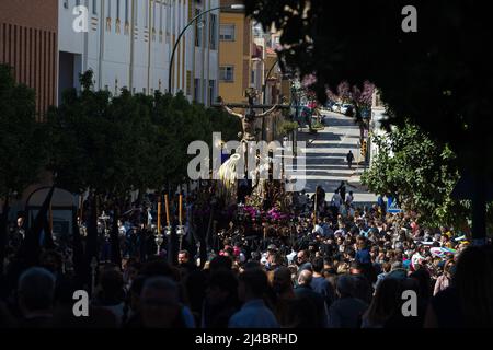 Malaga, Spagna. 13th Apr 2022. La statua di Cristo e della Vergine Maria è vista come penitenti della fraternità di 'Salesianos' che porta un galleggiante ornato durante il Mercoledì Santo, per celebrare le celebrazioni della settimana Santa. Dopo due anni senza la settimana Santa a causa della pandemia del coronavirus, migliaia di fedeli attendono di vedere le processioni che portano le statue di Cristo e della Vergine Maria per le strade come parte della settimana Santa tradizionale. Credit: SOPA Images Limited/Alamy Live News Foto Stock