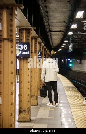 Brooklyn, Stati Uniti. 13th Apr 2022. NY: Un giorno dopo che più persone sono state ferite durante l'ora di punta di martedì mattina alla stazione della metropolitana 36th St. Di Brooklyn nel quartiere di Sunset Park. Preso il 13 aprile 2022, a Brooklyn, New York. (Foto di Erica Price/Sipa USA) Credit: Sipa USA/Alamy Live News Foto Stock