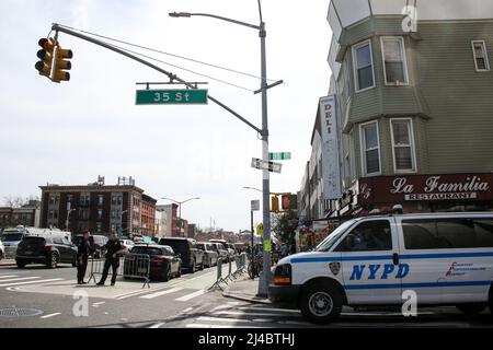 Brooklyn, Stati Uniti. 13th Apr 2022. NY: Un giorno dopo che più persone sono state ferite durante l'ora di punta di martedì mattina alla stazione della metropolitana 36th St. Di Brooklyn nel quartiere di Sunset Park. Preso il 13 aprile 2022, a Brooklyn, New York. (Foto di Erica Price/Sipa USA) Credit: Sipa USA/Alamy Live News Foto Stock