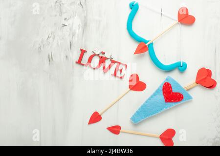 Tema del giorno di San Valentino con arco e freccia Cupido, con spazio per layout o design. Foto Stock