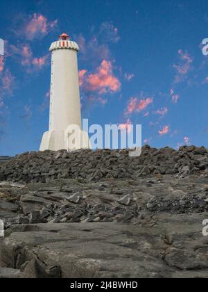 Faro moderno ad Akranes Islanda occidentale sulla costa rocciosa Foto Stock