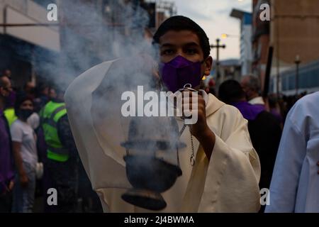 Caracas, Caracas, Venezuela, Venezuela. 13th Apr 2022. CARACAS, VENEZUELA - 13 APRILE: I parrocchiani cattolici partecipano alla tradizionale processione del Nazareno de San Pablo nell'ambito della celebrazione della settimana Santa, il 13 aprile 2022 a Caracas, Venezuela. (Credit Image: © Pedro Rances Mattey/PX Imagens via ZUMA Press Wire) Foto Stock