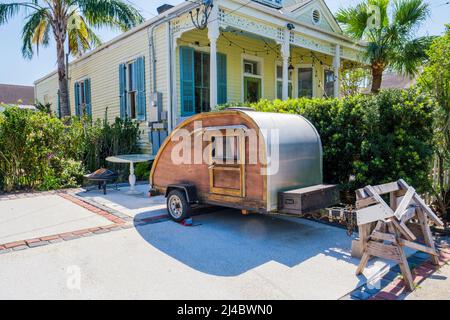 NEW ORLEANS, LA, Stati Uniti d'America - 8 APRILE 2022: Piccolo rimorchio da campeggio parcheggiato nel vialetto accanto al Mosquito Supper Club su Dryades Street Foto Stock