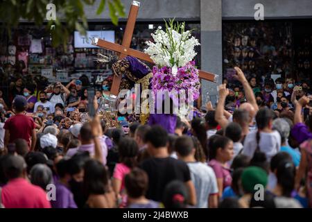 Caracas, Caracas, Venezuela, Venezuela. 13th Apr 2022. CARACAS, VENEZUELA - 13 APRILE: I parrocchiani cattolici partecipano alla tradizionale processione del Nazareno de San Pablo nell'ambito della celebrazione della settimana Santa, il 13 aprile 2022 a Caracas, Venezuela. (Credit Image: © Pedro Rances Mattey/PX Imagens via ZUMA Press Wire) Foto Stock