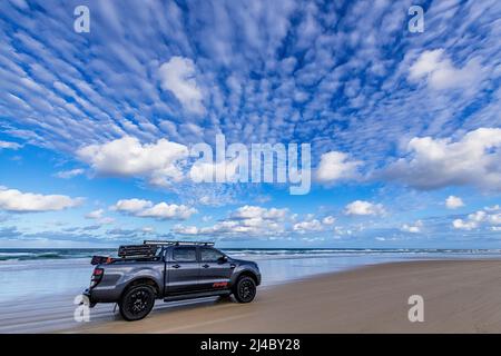 A 4WD dual Cab auto lungo 75 miglia spiaggia su Fraser Island, Queensland, Australia Foto Stock