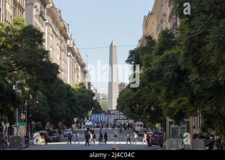 Buenos Aires, Argentina. 13th Apr 2022. Le organizzazioni sociali si dirigono verso Plaza de Mayo per la mancanza di risposta alle loro esigenze sociali che hanno fatto nell'ultimo incontro con il Ministro dello sviluppo sociale della Nazione, Juan Zavaleta. (Foto di Esteban Osorio/Pacific Press) Credit: Pacific Press Media Production Corp./Alamy Live News Foto Stock