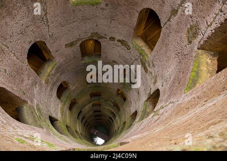 Si affaccia sul pozzo di San Patrizio, costruito nel 16th secolo e profondo 74 metri con due scalinate, a Orvieto, cittadina collinare della Toscana Foto Stock