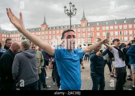 Madrid, Spagna. 13th Apr 2022. I tifosi del Manchester United festeggiano prima della partita al Wanda Metropolitano contro l'Atlético de Madrid, nella Plaza Mayor di Madrid Spagna (Foto di Alberto Sibaja/Pacific Press) Credit: Pacific Press Media Production Corp./Alamy Live News Foto Stock