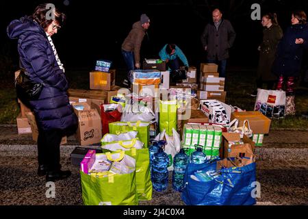 Cracovia, Polonia. 11th Apr 2022. I volontari raccolgono pacchi da consegnare a Lviv attraverso attività di volontariato - Abdar Travel Agency come parte del loro impegno umanitario per l'Ucraina colpita dalla guerra. Mentre la Federazione russa ha invaso l'Ucraina, il conflitto dovrebbe costringere fino a 5 milioni di ucraini a fuggire dal paese e a creare un gran numero di rifugiati interni. Gli ucraini hanno un grave bisogno di forniture mediche, cibo, vestiti e altro ancora. (Foto di Dominika Zarzycka/SOPA Images/Sipa USA) Credit: Sipa USA/Alamy Live News Foto Stock