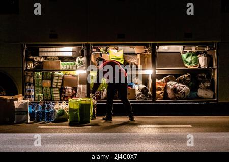 Cracovia, Polonia. 11th Apr 2022. Un volontario carica i pacchi in un allenatore per essere consegnato a Lviv da un'attività di volontariato - Abdar Travel Agency come parte del loro sforzo umanitario per l'Ucraina colpita dalla guerra. Mentre la Federazione russa ha invaso l'Ucraina, il conflitto dovrebbe costringere fino a 5 milioni di ucraini a fuggire dal paese e a creare un gran numero di rifugiati interni. Gli ucraini hanno un grave bisogno di forniture mediche, cibo, vestiti e altro ancora. (Foto di Dominika Zarzycka/SOPA Images/Sipa USA) Credit: Sipa USA/Alamy Live News Foto Stock