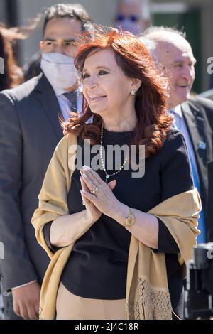 Buenos Aires, Argentina. 13th Apr 2022. La Vicepresidente Cristina FernÃndez de Kirchner saluta i suoi sostenitori dopo aver lasciato la sessione plenaria dell'Assemblea parlamentare euro-latinoamericana (Eurolat) dopo aver condotto la sua apertura. (Credit Image: © Esteban Osorio/Pacific Press via ZUMA Press Wire) Foto Stock