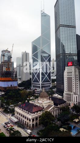 Una vista del vecchio edificio supremo della corte con la Banca della Cina alle sue spalle a Hong Kong. Foto Stock