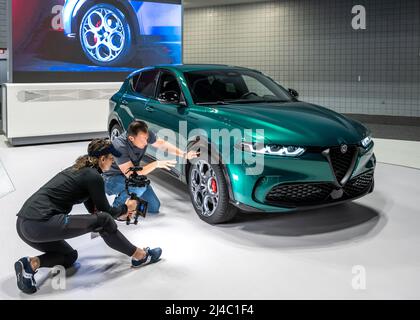 New York, Stati Uniti. 13th Apr 2022. I giornalisti registrano un nuovo SUV ibrido Alfa Romeo Tonale in mostra al New York International Auto Show 2022 al Javits Center di New York. Lo spettacolo normalmente annuale è stato aperto oggi dopo che è stato annullato i due anni precedenti a causa della pandemia COVID-19. Credit: Enrique Shore/Alamy Live News Foto Stock