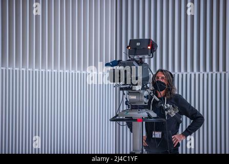 Schwerin, Germania. 15th Dic 2021. Un cameraman NDR si trova dietro la sua macchina fotografica nella sala plenaria del parlamento di Stato di Mecklenburg-Vorpommern nel castello di Schwerin. Credit: Jens Büttner/dpa/Alamy Live News Foto Stock